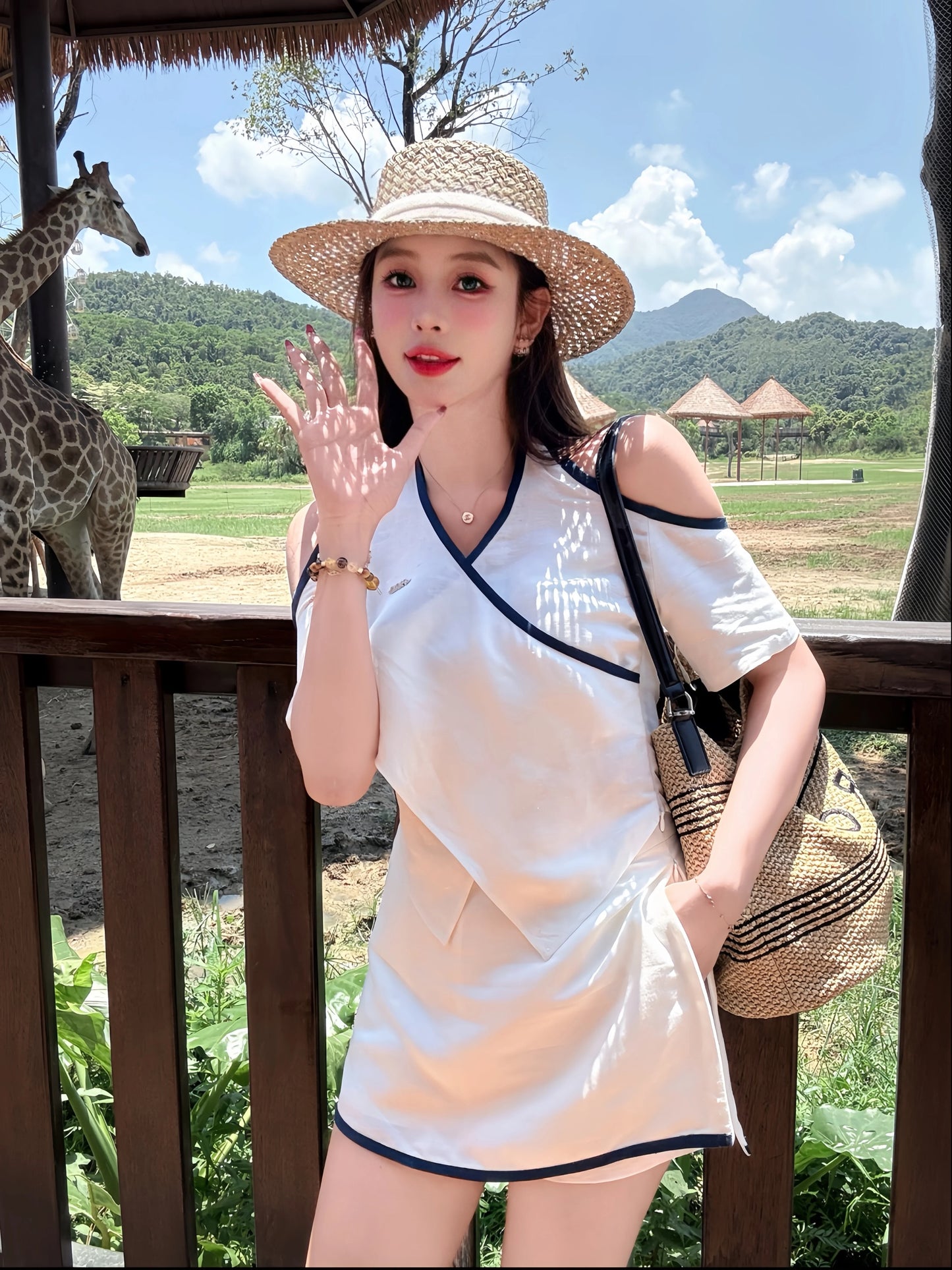 极简洋光 亚麻露肩上衣轻奢短裙套装 Minimalist Elegance Linen Off-Shoulder Top & Luxury-Style Skirt Set