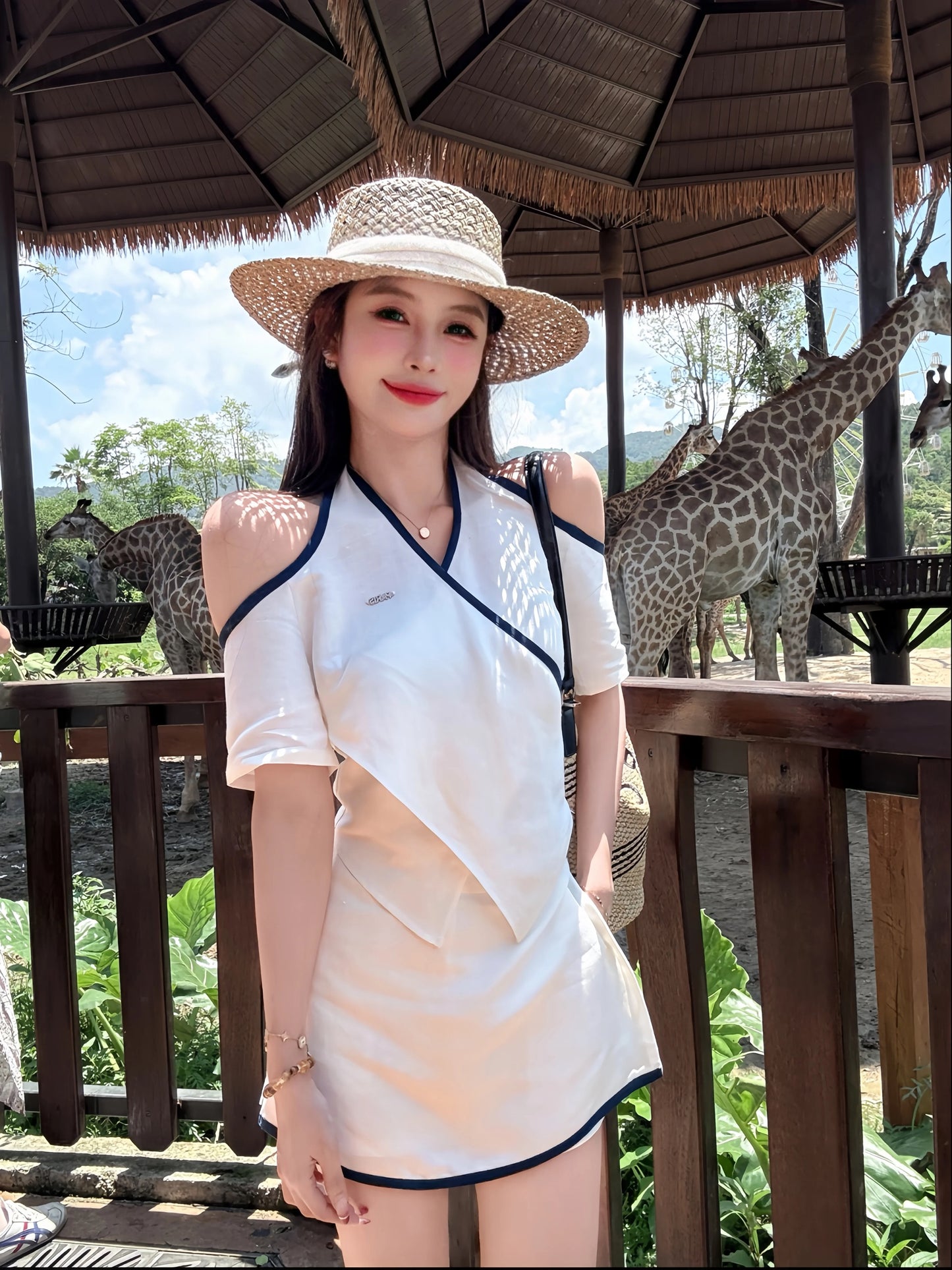 极简洋光 亚麻露肩上衣轻奢短裙套装 Minimalist Elegance Linen Off-Shoulder Top & Luxury-Style Skirt Set