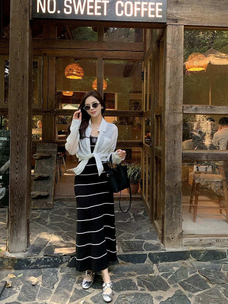 假日小香 黑白条纹撞色钩花气质收腰连衣裙 Holiday style black-and-white striped color-block crochet waist-cinching dress