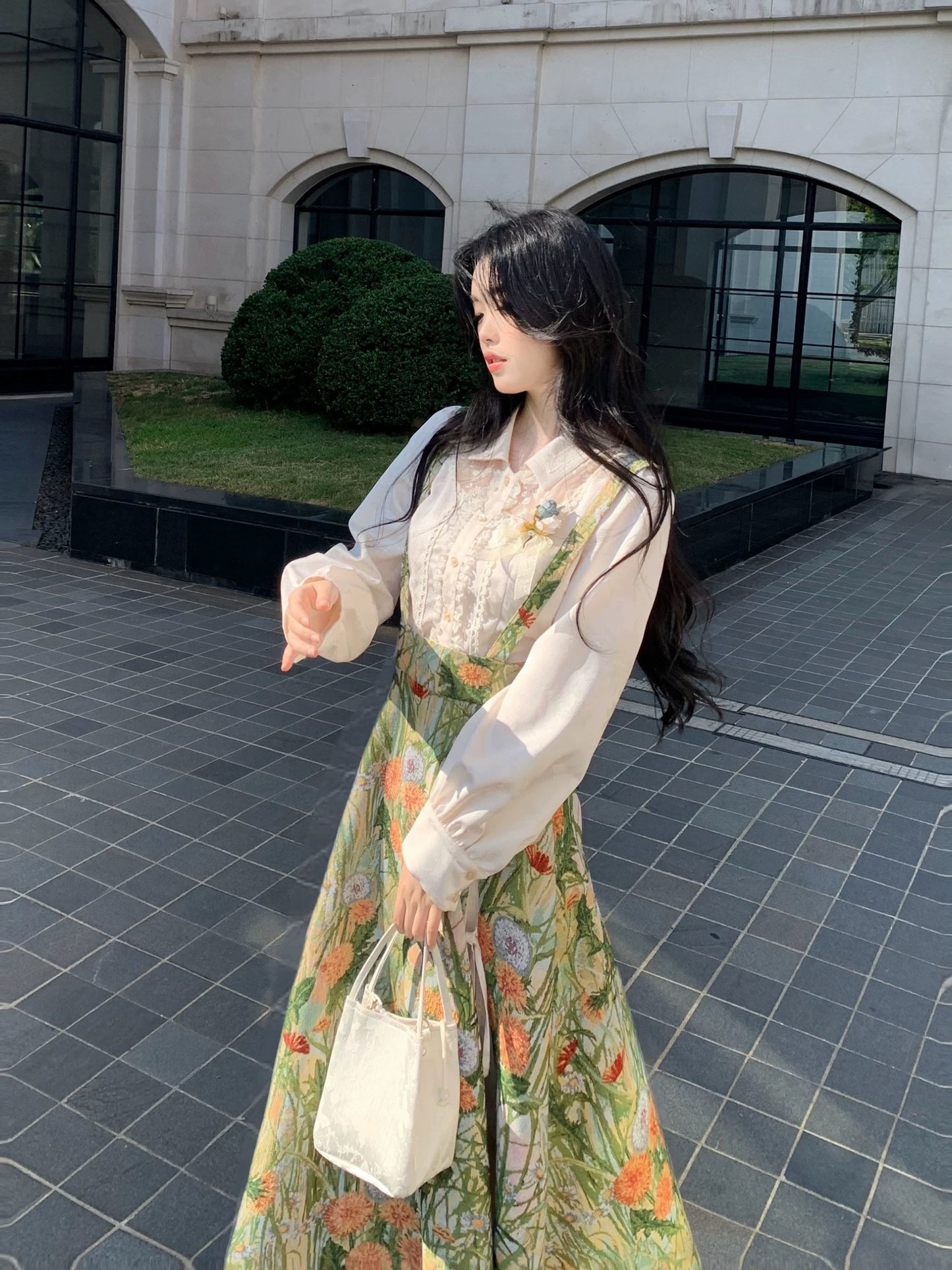 梦境边缘 精致衬衫+油画感背带裙 Edge of Dream – Elegant Blouse + Oil-Painting Style Suspender Dress