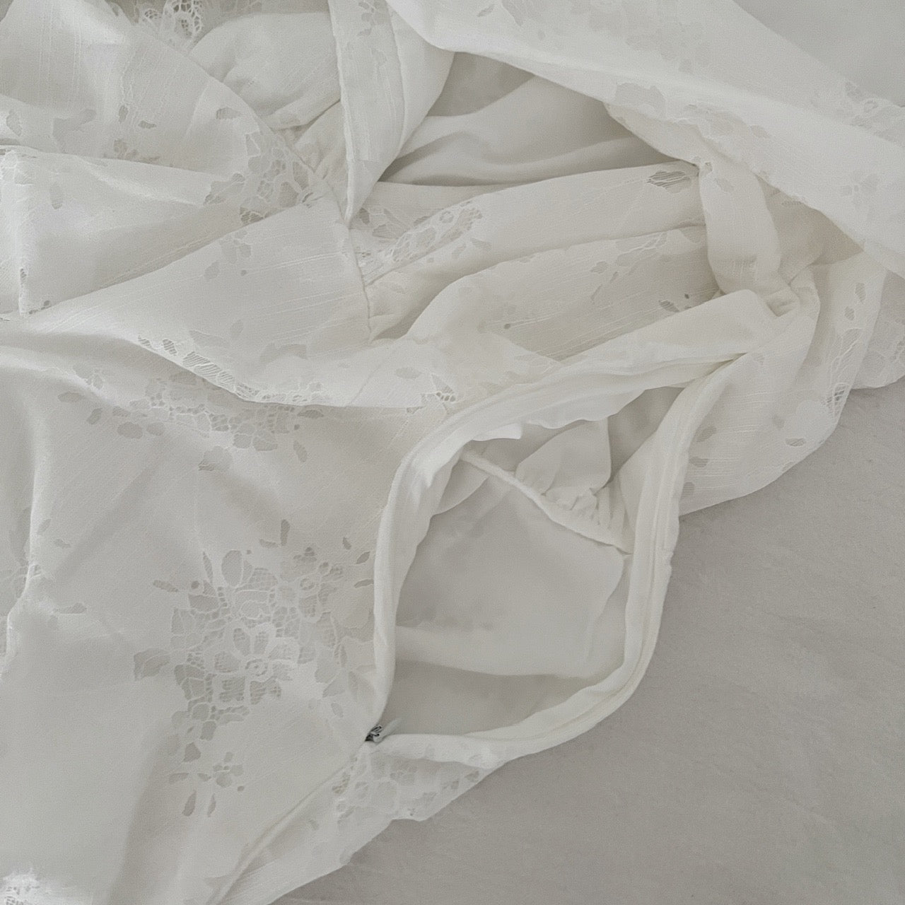 馥芮白茶 镂空蕾丝长袖衬衫裙 Flat White Tea Hollow Lace Long-Sleeve Shirt Dress