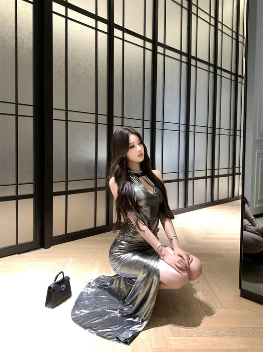 éć°´ä¸ćš Still Waters of the East ¡ Silver-Sheen Qipao Dress