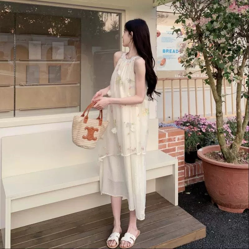夏日花海 挂脖少女感碎花连衣裙 Summer Floral Halter Dress with a Youthful Touch
