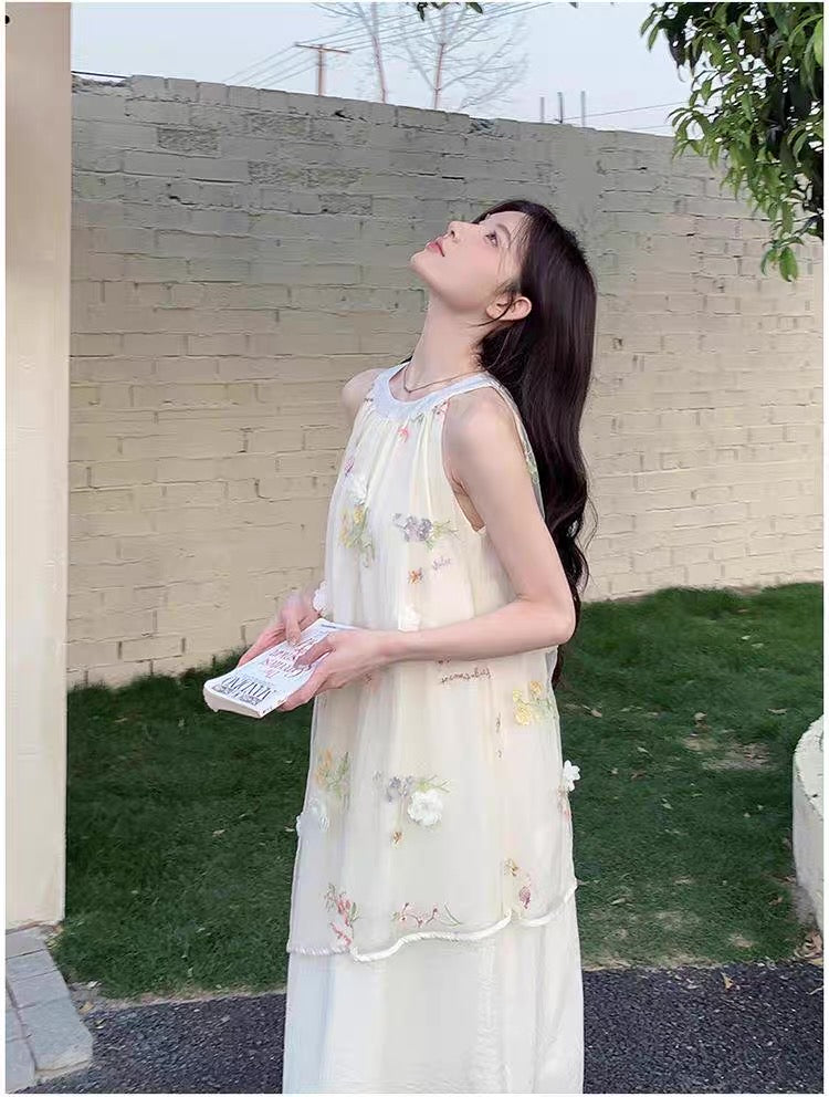 夏日花海 挂脖少女感碎花连衣裙 Summer Floral Halter Dress with a Youthful Touch