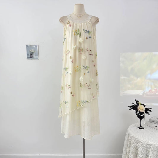 夏日花海 挂脖少女感碎花连衣裙 Summer Floral Halter Dress with a Youthful Touch