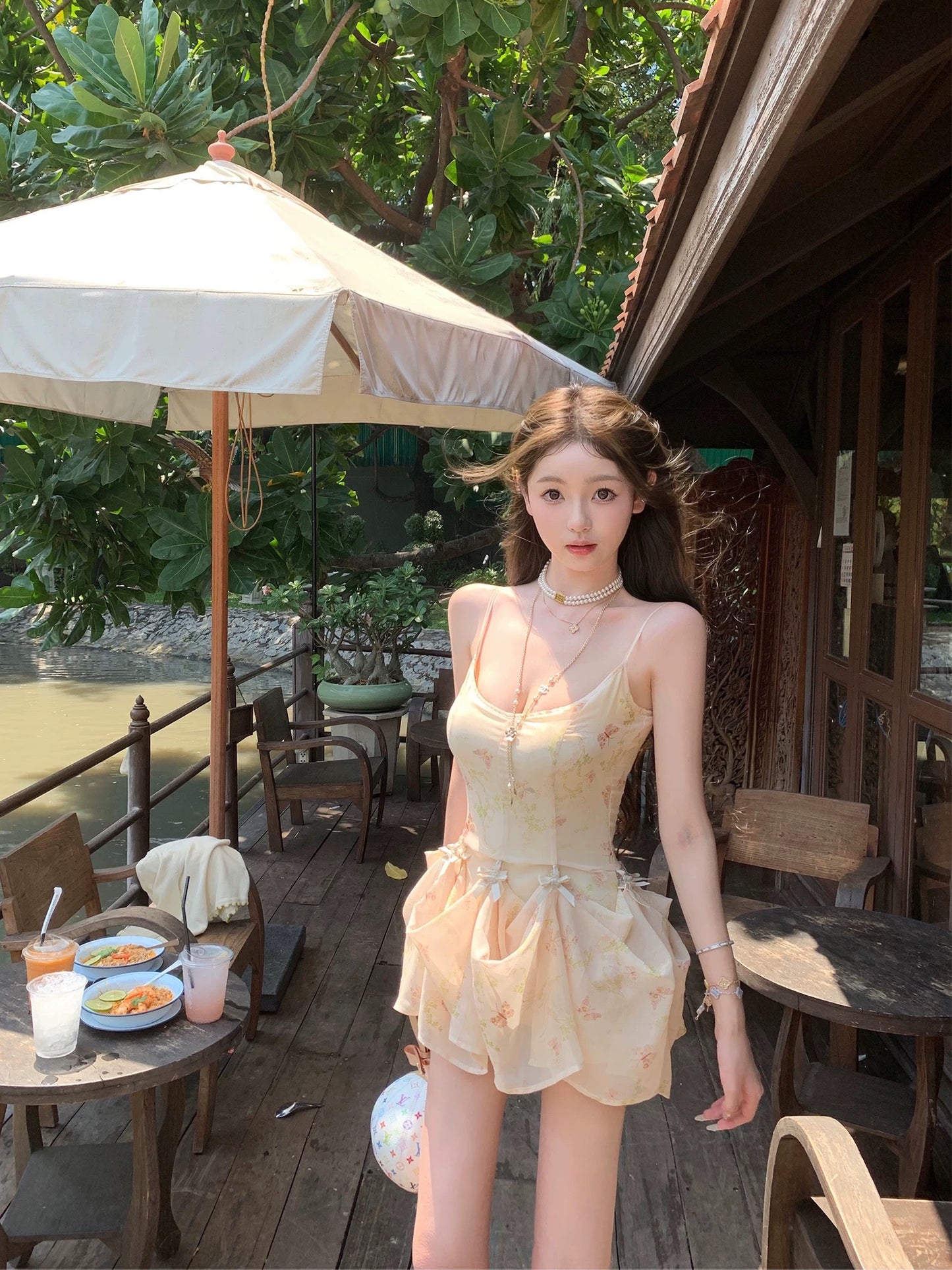 自由浪漫 折叠穿法花瓣连衣裙 Free-Spirited Romantic Petal Dress with Foldable Styling