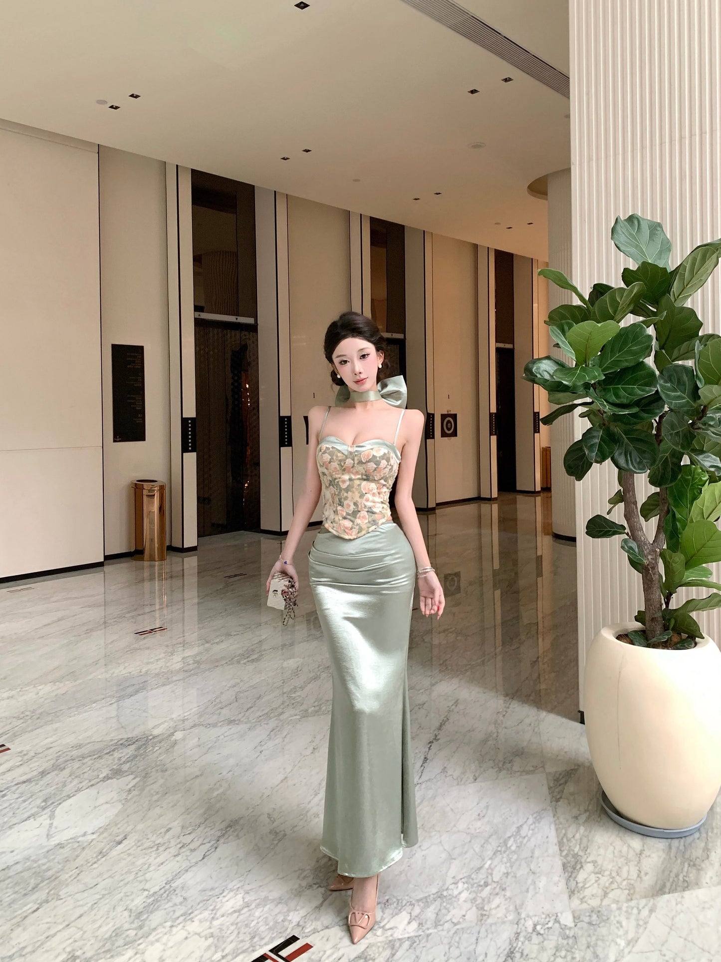 豆蔻灵动 3-Piece Set Floral Cami, Drape Skirt, and Oversized Bow Accessory