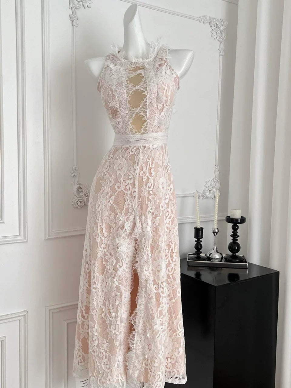 蕾丝女王 性感无袖蕾丝露背连衣裙 Lace Queen – Sexy Sleeveless Backless Lace Dress