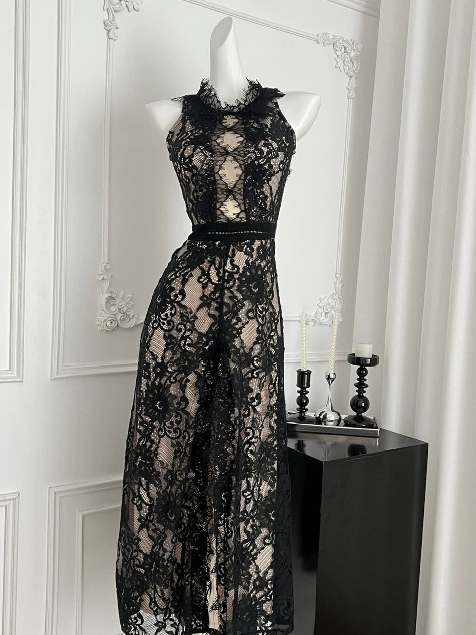 蕾丝女王 性感无袖蕾丝露背连衣裙 Lace Queen – Sexy Sleeveless Backless Lace Dress