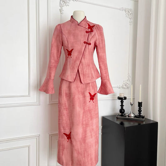 č½ęر ę°äøå¼åŗē»£ęč¢å„č£
Falling Sakura New Chinese Style Embroidered Qipao Set