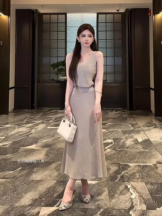 嫩模私服 小众V领亮闪上衣➕半裙套装 Model-Off-Duty Look: Niche V-Neck Sparkly Top + Skirt Set