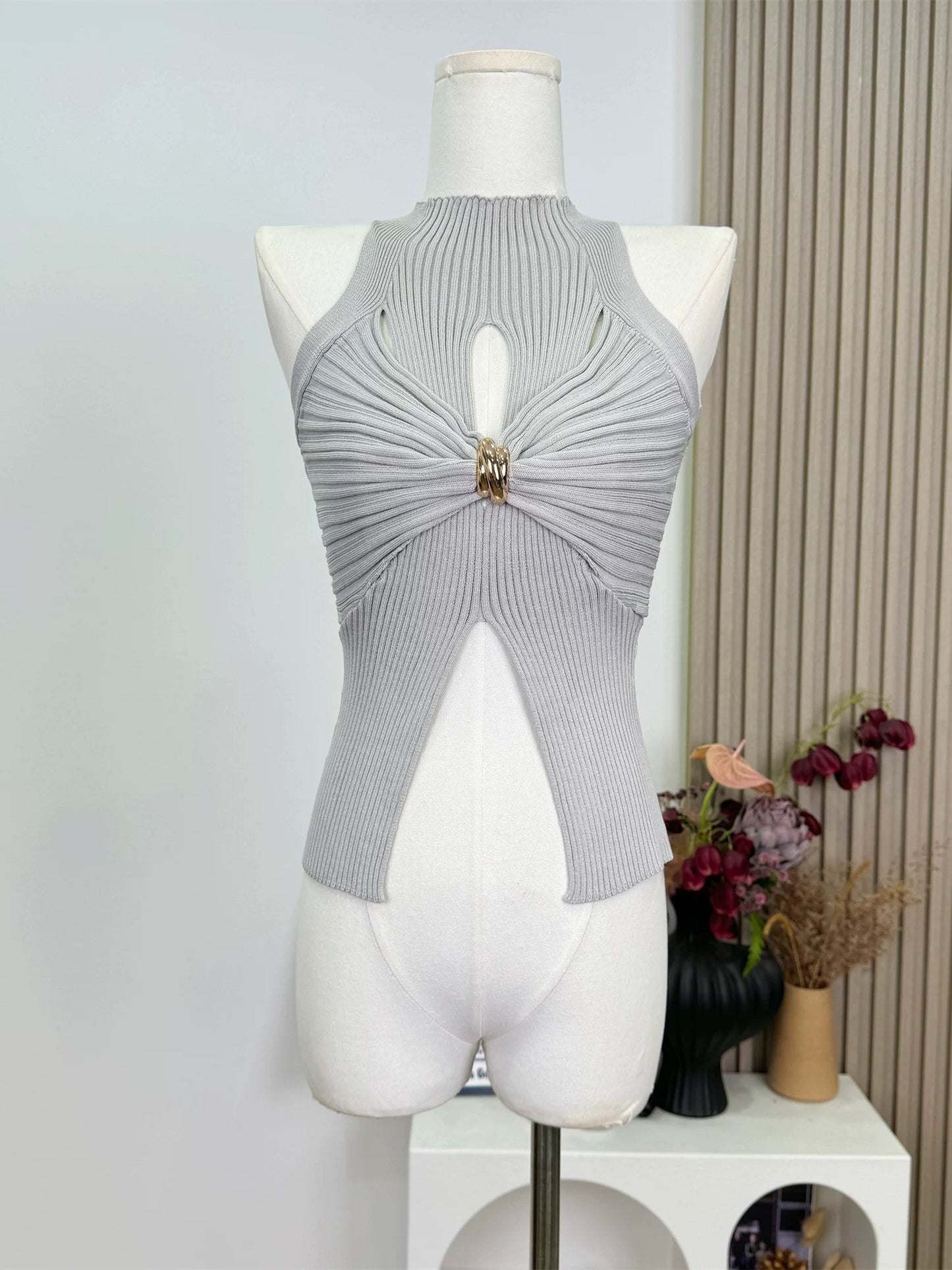 腰线杀手 扭结针织高领无袖上衣 Waistline Killer Twisted Knit High-Neck Sleeveless Top