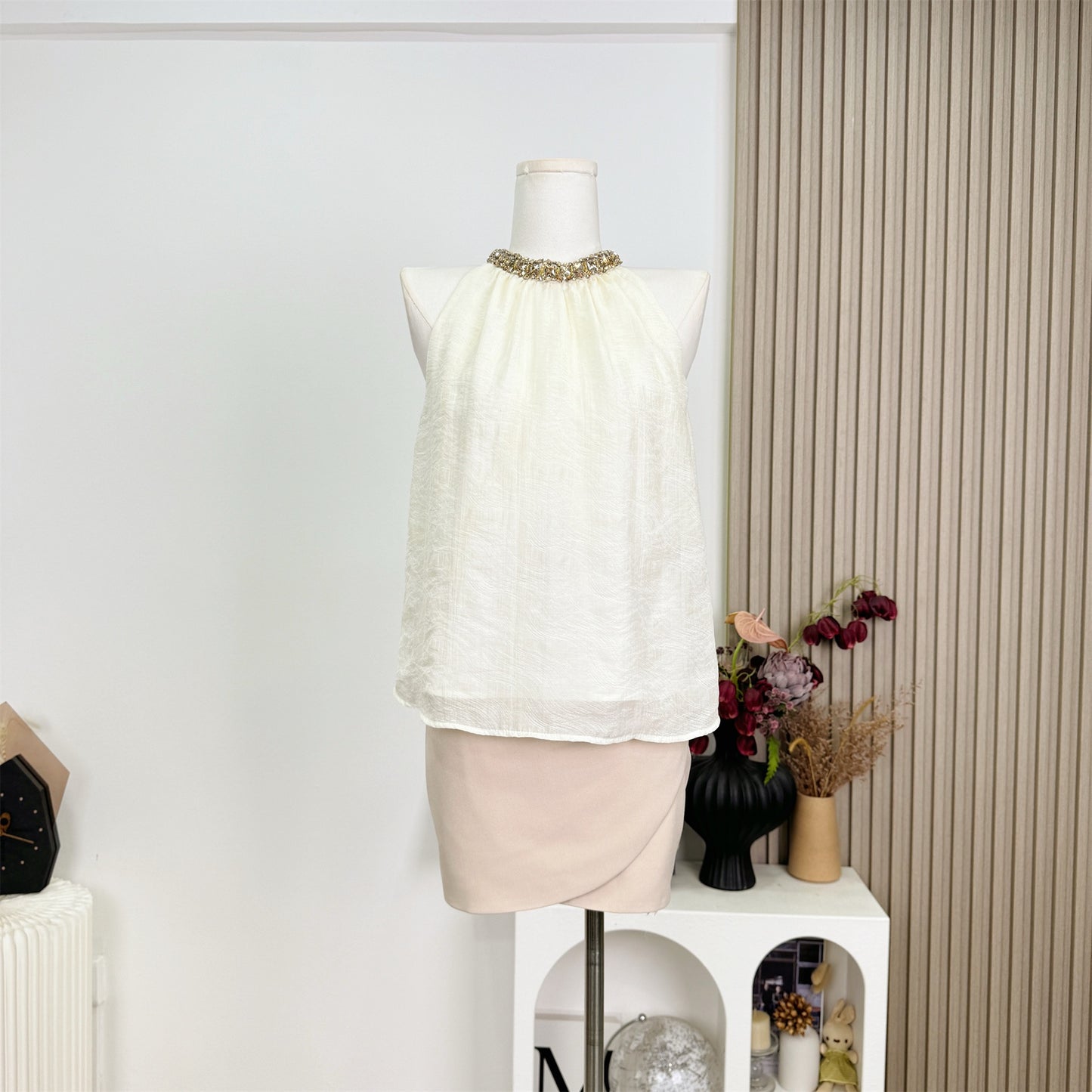 金秘书法则 挂脖无袖上衣➕高腰侧扭套装 Secretary Kim Style Halter Neck Top and High-Waist Side-Twist Set