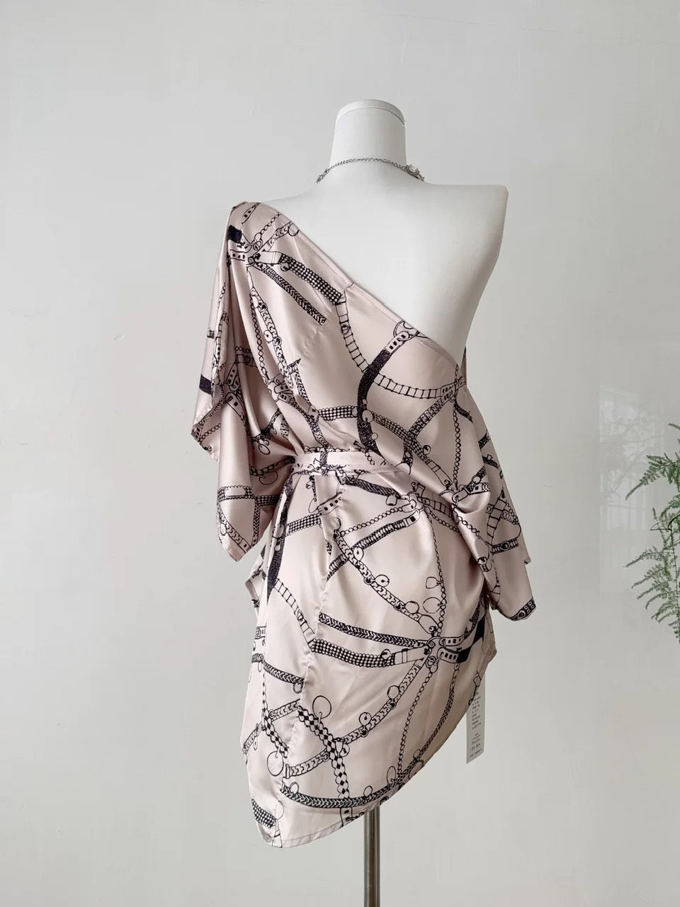 沪上千金 斜肩系带老钱风丝巾连衣裙 Shanghai Socialite Asymmetrical Tie-Strap Scarf Dress in Old Money Style