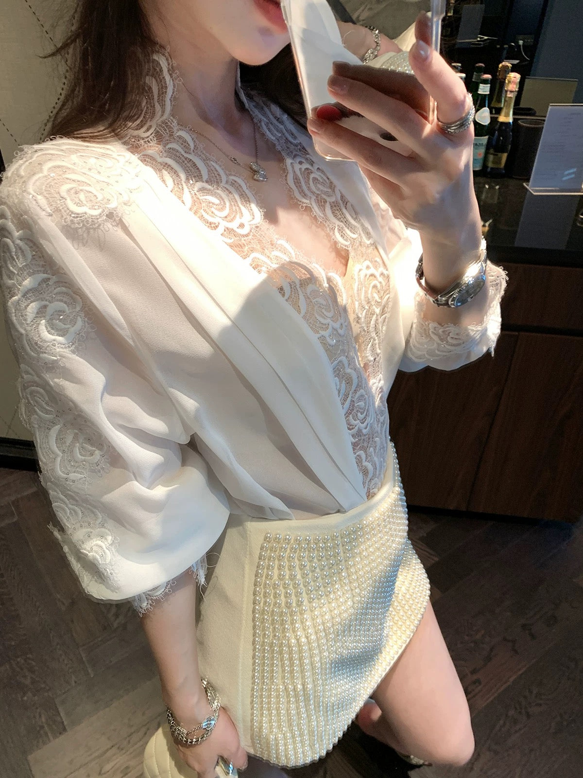 高智韩女 玫瑰蕾丝V领衬衫 Elegant Korean Style Rose Lace V-Neck Blouse