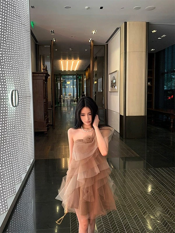 让他心动 氛围感斜肩层次感花朵纱裙 Make His Heart Flutter – Romantic Asymmetrical Shoulder Layered Tulle Dress with Floral Details