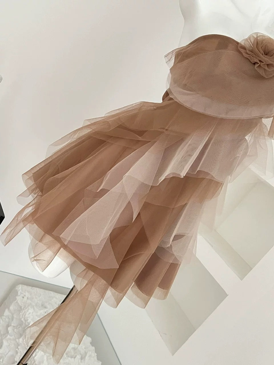 让他心动 氛围感斜肩层次感花朵纱裙 Make His Heart Flutter – Romantic Asymmetrical Shoulder Layered Tulle Dress with Floral Details