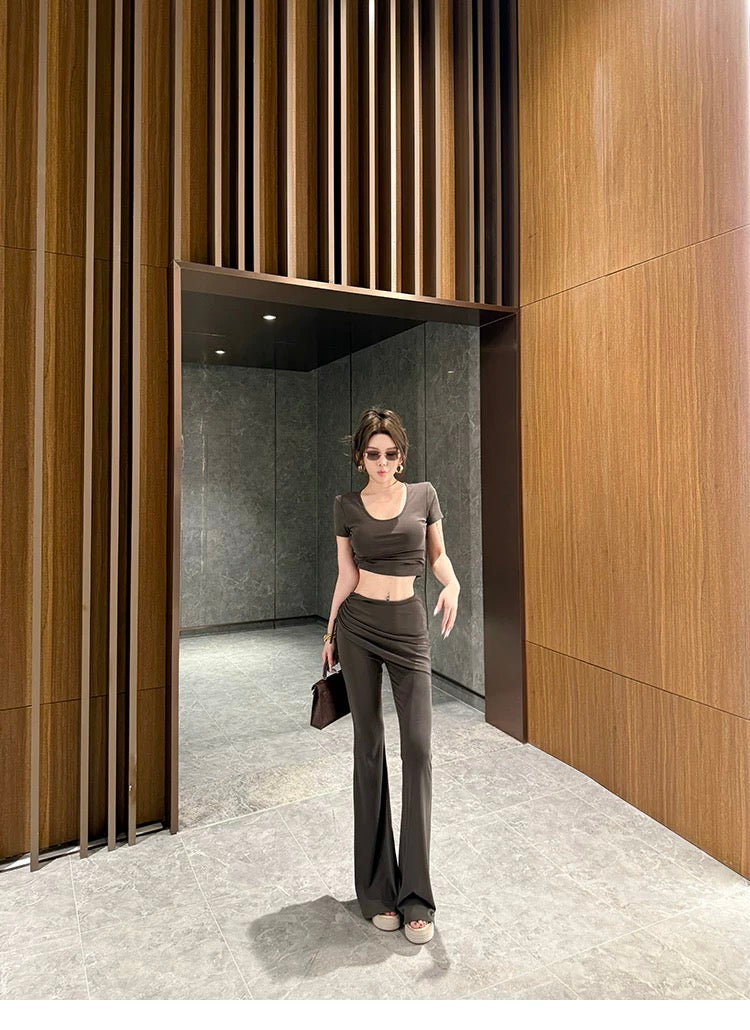 初夏宣告 显瘦短T修身长裤套装 Early Summer Statement: Slim-Fit Crop Tee and Fitted Pants Set