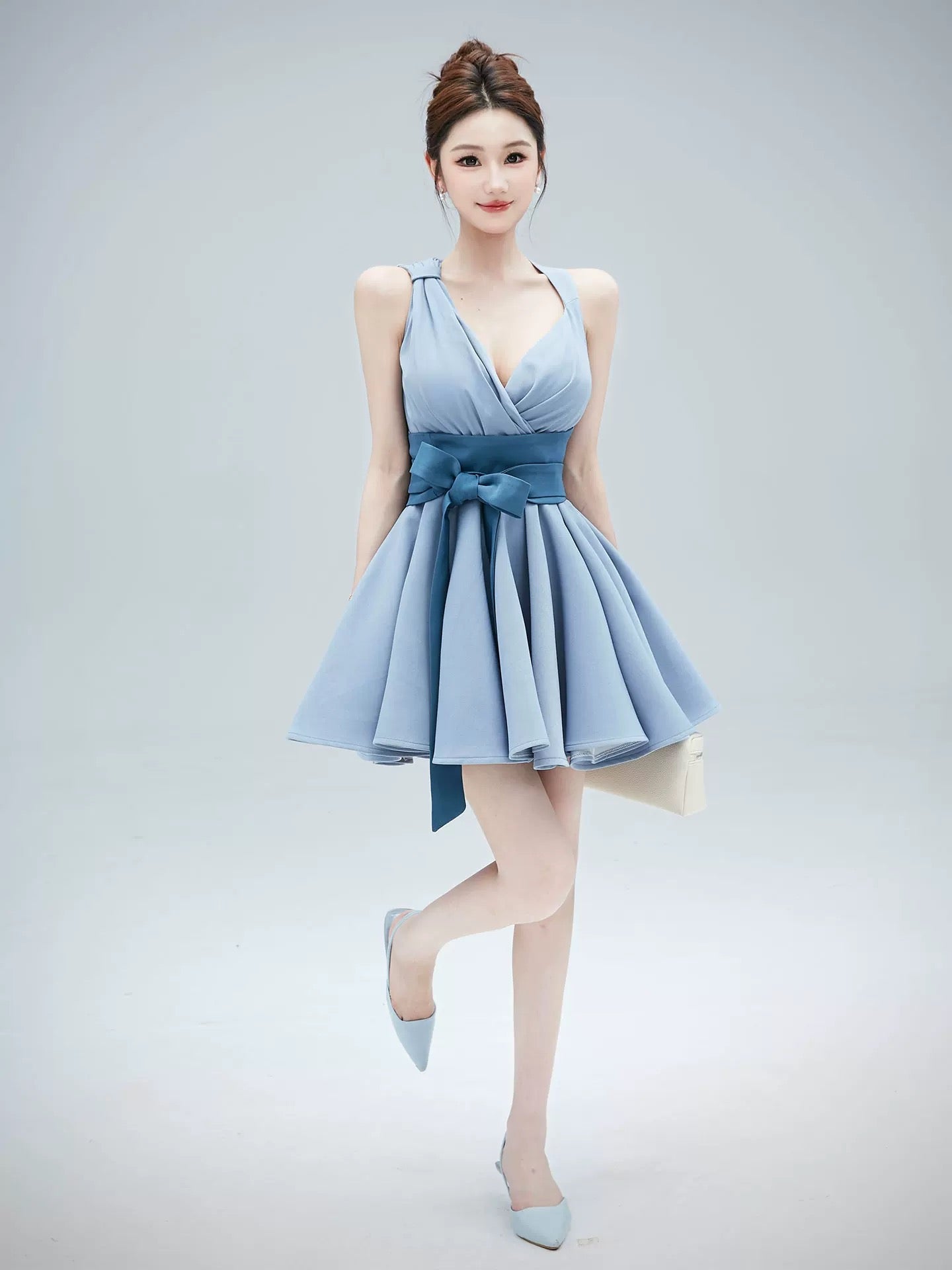梦幻之境 轻奢气质收腰洋气连衣裙 Dreamy Elegance: Luxe Waist-Cinching Statement Dress