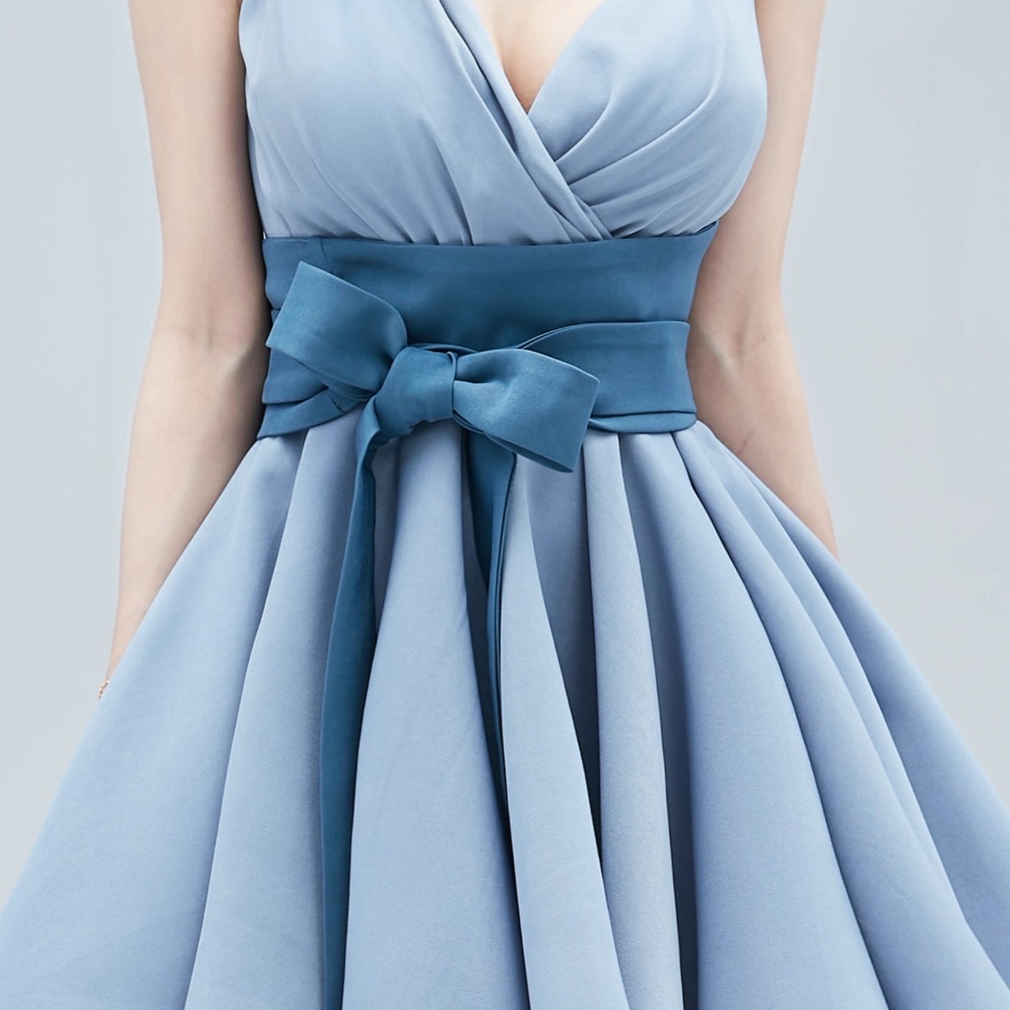梦幻之境 轻奢气质收腰洋气连衣裙 Dreamy Elegance: Luxe Waist-Cinching Statement Dress