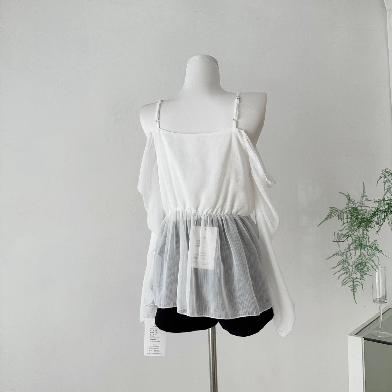 白巧慕斯 白色镶钻V领微透上衣 White Chocolate Mousse White Sheer V-Neck Top with Rhinestone Embellishments