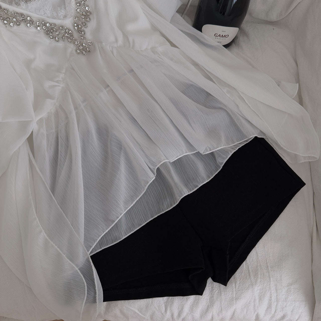 白巧慕斯 白色镶钻V领微透上衣 White Chocolate Mousse White Sheer V-Neck Top with Rhinestone Embellishments