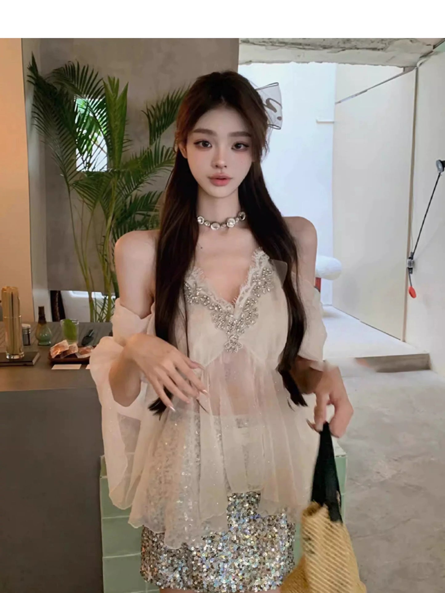 白巧慕斯 白色镶钻V领微透上衣 White Chocolate Mousse White Sheer V-Neck Top with Rhinestone Embellishments