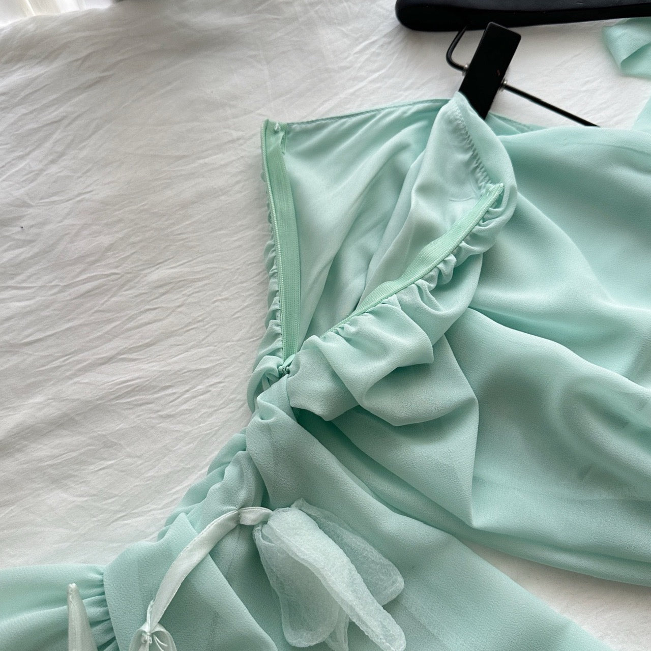 丝萝乔木 斜肩露腰网纱连衣裙 Silk Vine & Tall Tree One-Shoulder Mesh Dress with Cutout Waist