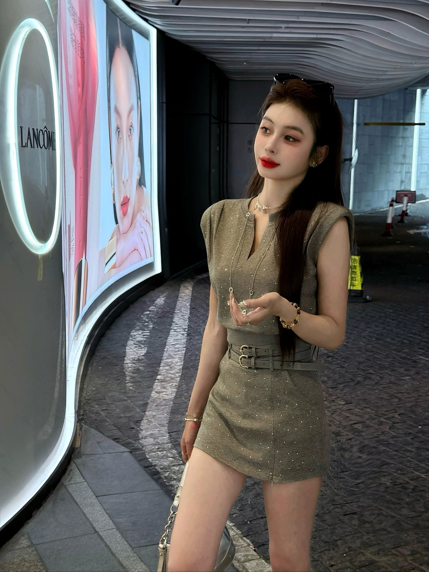 耀眼的她 V领开叉上衣烫钻套装 Dazzling Her V-Neck Slit Top Rhinestone Set