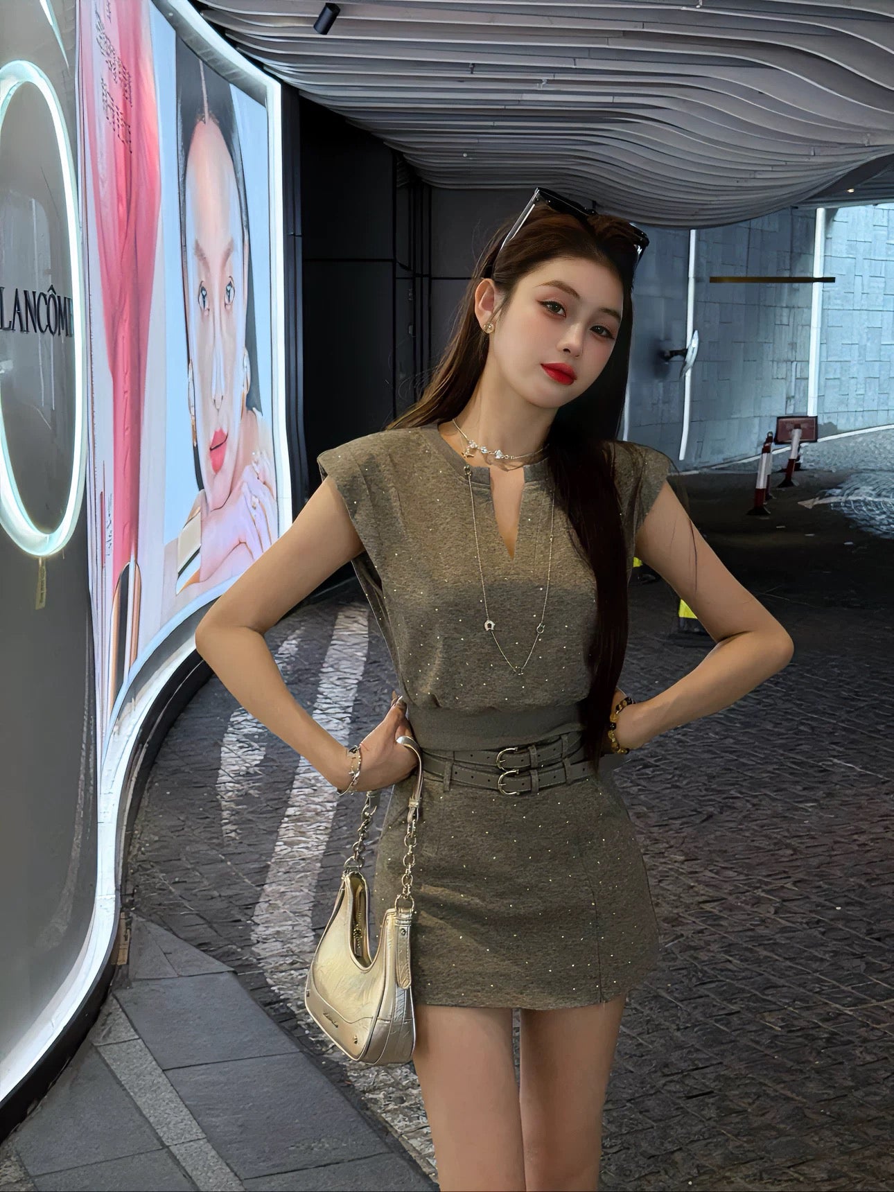 耀眼的她 V领开叉上衣烫钻套装 Dazzling Her V-Neck Slit Top Rhinestone Set