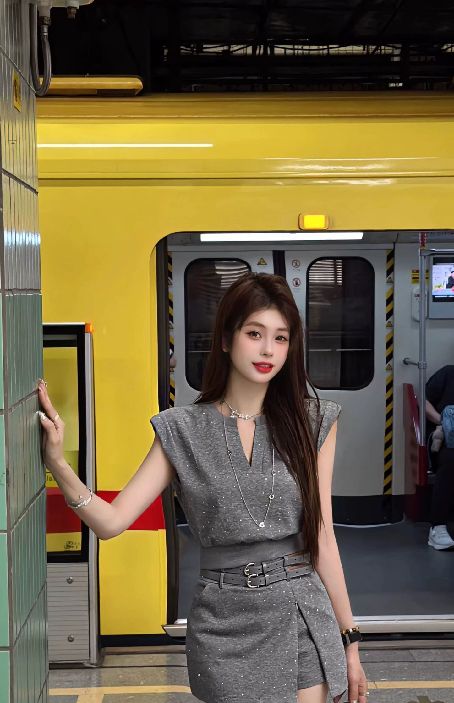 耀眼的她 V领开叉上衣烫钻套装 Dazzling Her V-Neck Slit Top Rhinestone Set