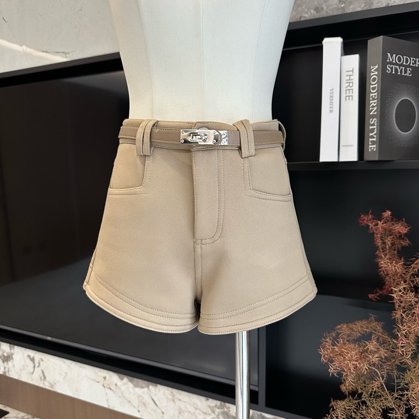 元气贝贝 百搭高腰配腰带热裤 Energetic Bebe Versatile High-Waisted Belted Shorts