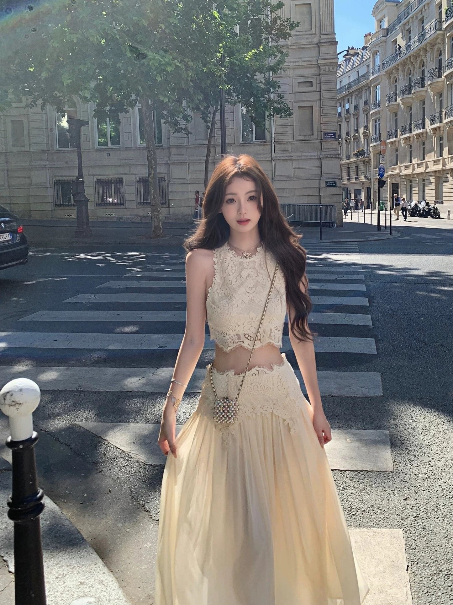 卢浮幻境 精致蕾丝上衣高腰半裙套装 Louvre Illusion – Delicate Lace Top and High-Waisted Skirt Set