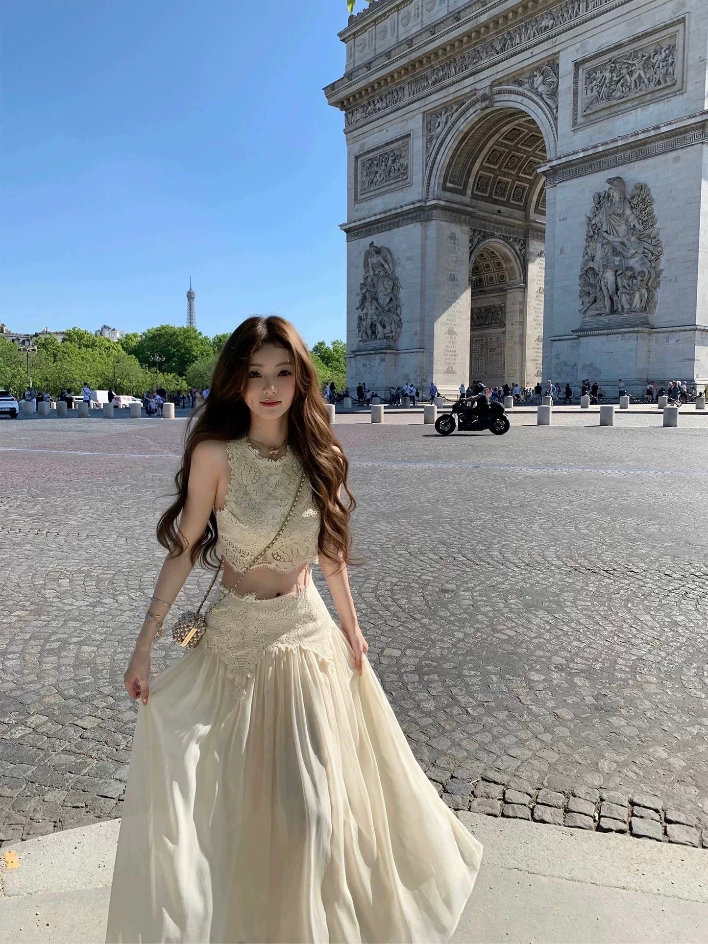 卢浮幻境 精致蕾丝上衣高腰半裙套装 Louvre Illusion – Delicate Lace Top and High-Waisted Skirt Set