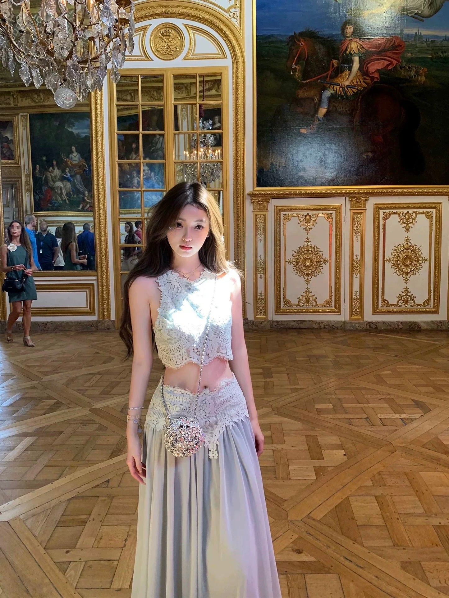 卢浮幻境 精致蕾丝上衣高腰半裙套装 Louvre Illusion – Delicate Lace Top and High-Waisted Skirt Set