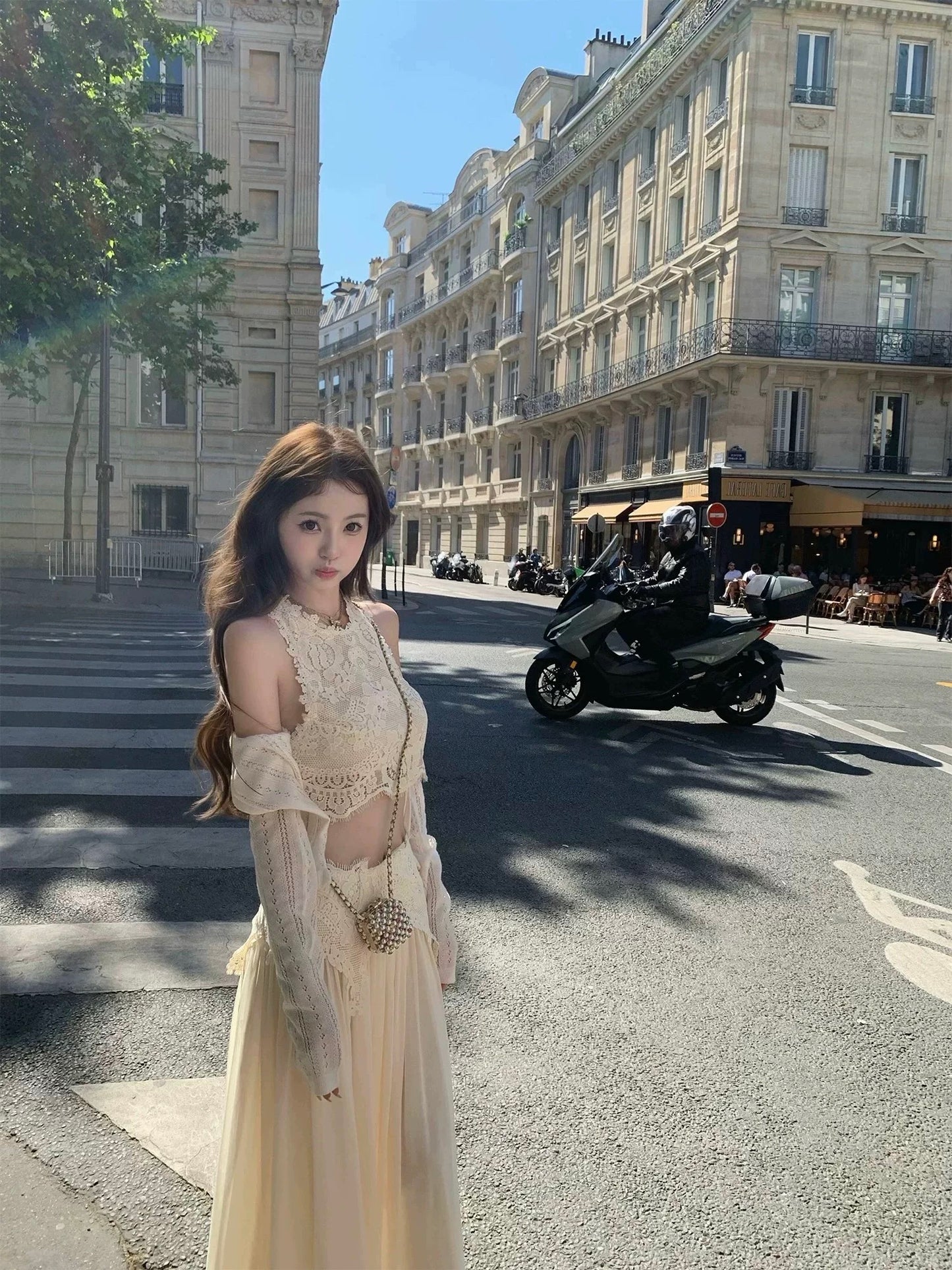 卢浮幻境 精致蕾丝上衣高腰半裙套装 Louvre Illusion – Delicate Lace Top and High-Waisted Skirt Set