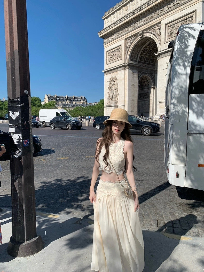卢浮幻境 精致蕾丝上衣高腰半裙套装 Louvre Illusion – Delicate Lace Top and High-Waisted Skirt Set