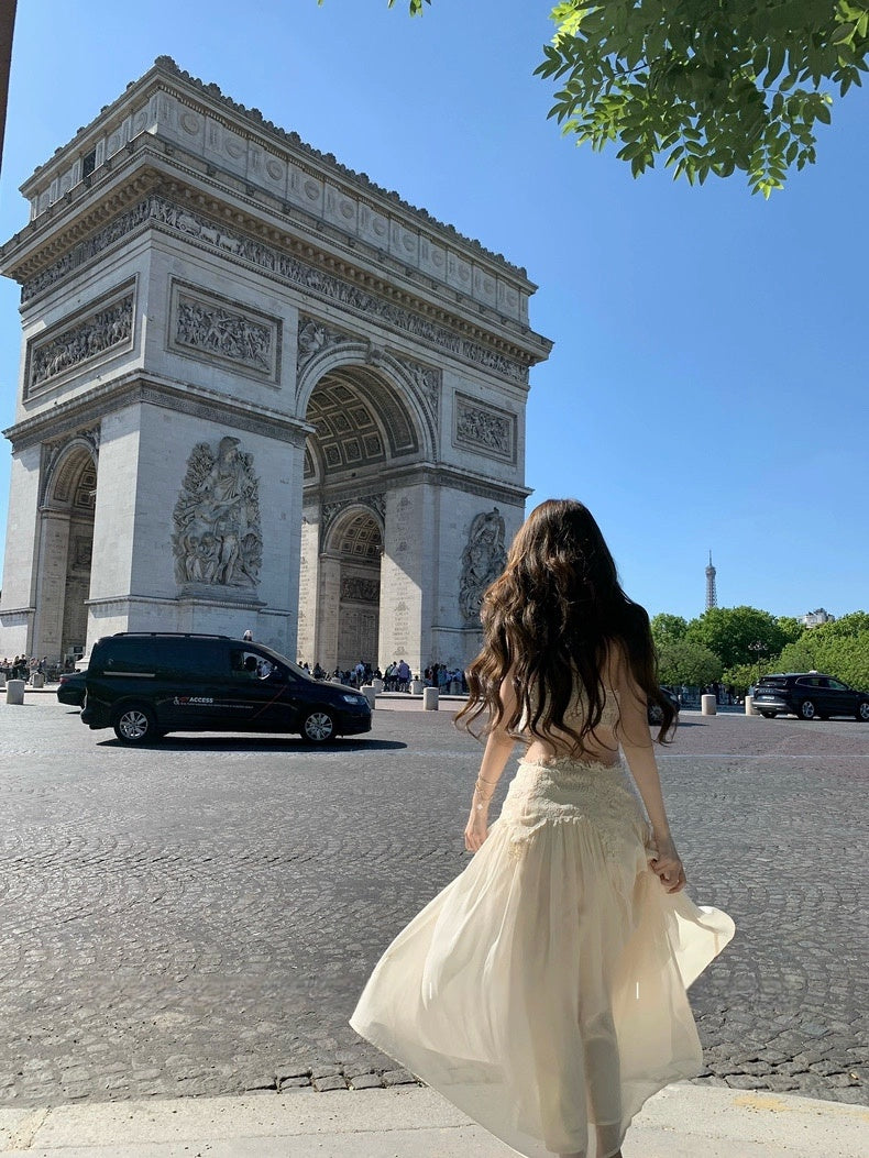 卢浮幻境 精致蕾丝上衣高腰半裙套装 Louvre Illusion – Delicate Lace Top and High-Waisted Skirt Set