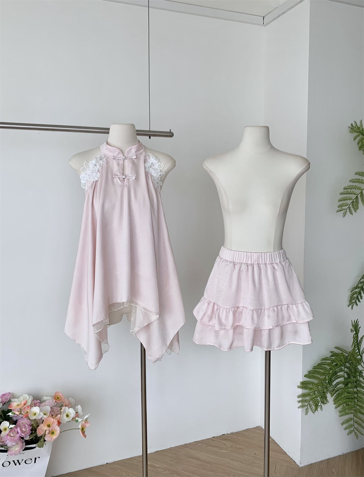 粉黛霓裳 盘扣刺绣花朵无袖上衣+松紧腰短裙套装 Pink Elegance – Sleeveless Embroidered Floral Top with Frog Buttons & Elastic Waist Skirt Set
