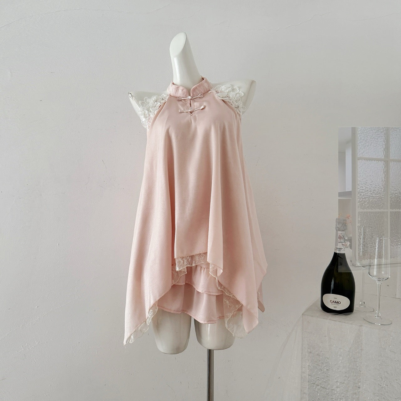 粉黛霓裳 盘扣刺绣花朵无袖上衣+松紧腰短裙套装 Pink Elegance – Sleeveless Embroidered Floral Top with Frog Buttons & Elastic Waist Skirt Set