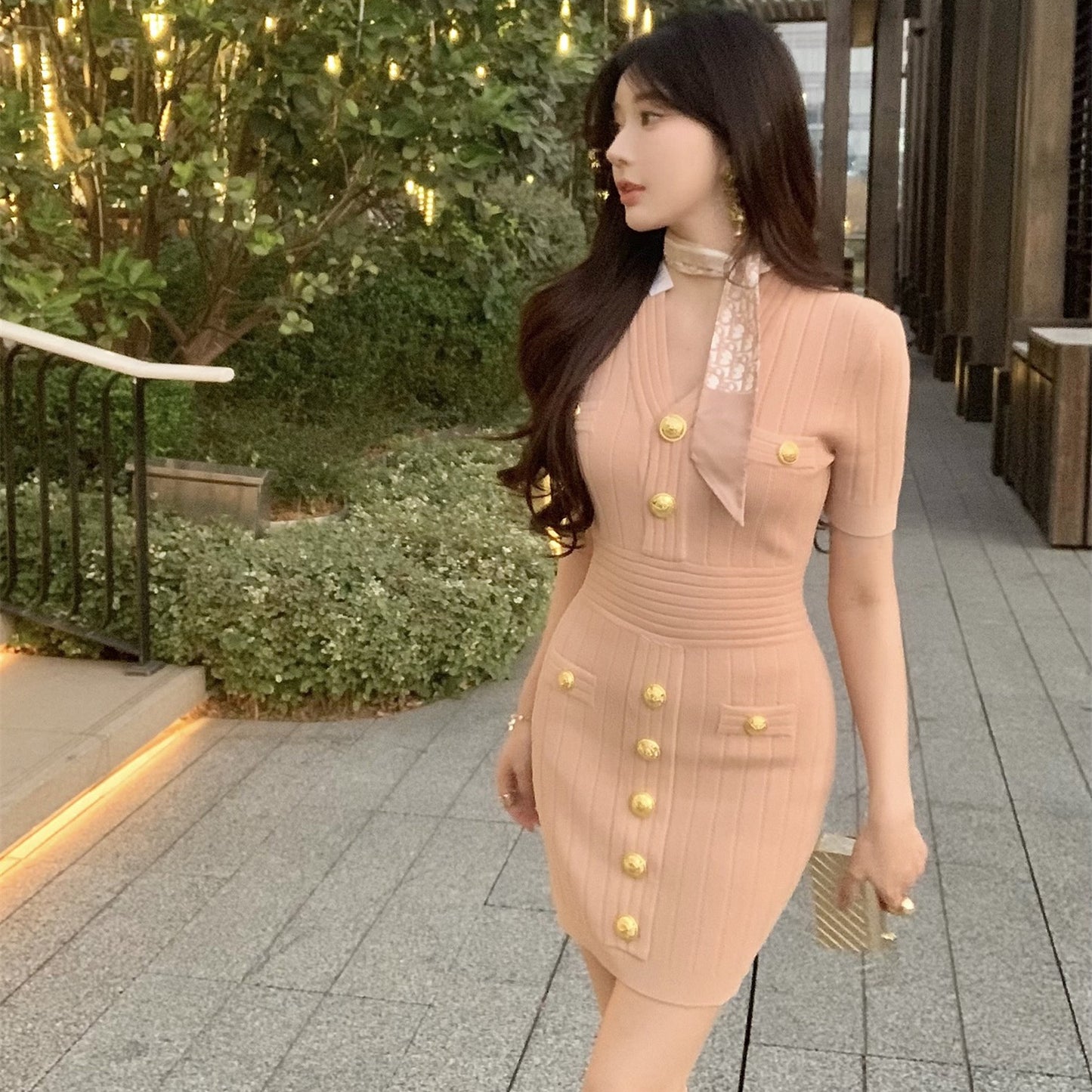 野玫瑰姐姐 曼妙针织金属扣连衣裙 Wild Rose Sister Elegant Knitted Dress with Metal Buttons