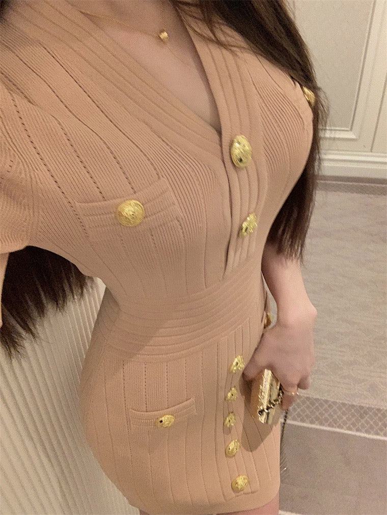 野玫瑰姐姐 曼妙针织金属扣连衣裙 Wild Rose Sister Elegant Knitted Dress with Metal Buttons