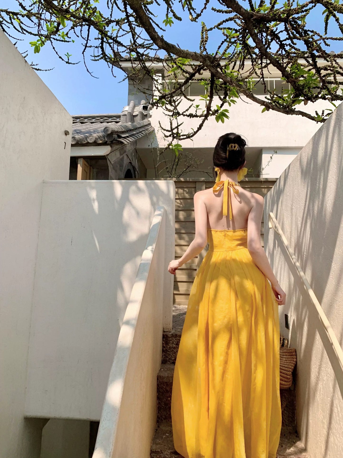 氛围感之神 镶钻挂脖雪纺连衣裙 Goddess of Aesthetic Vibes – Rhinestone Halter Chiffon Dress
