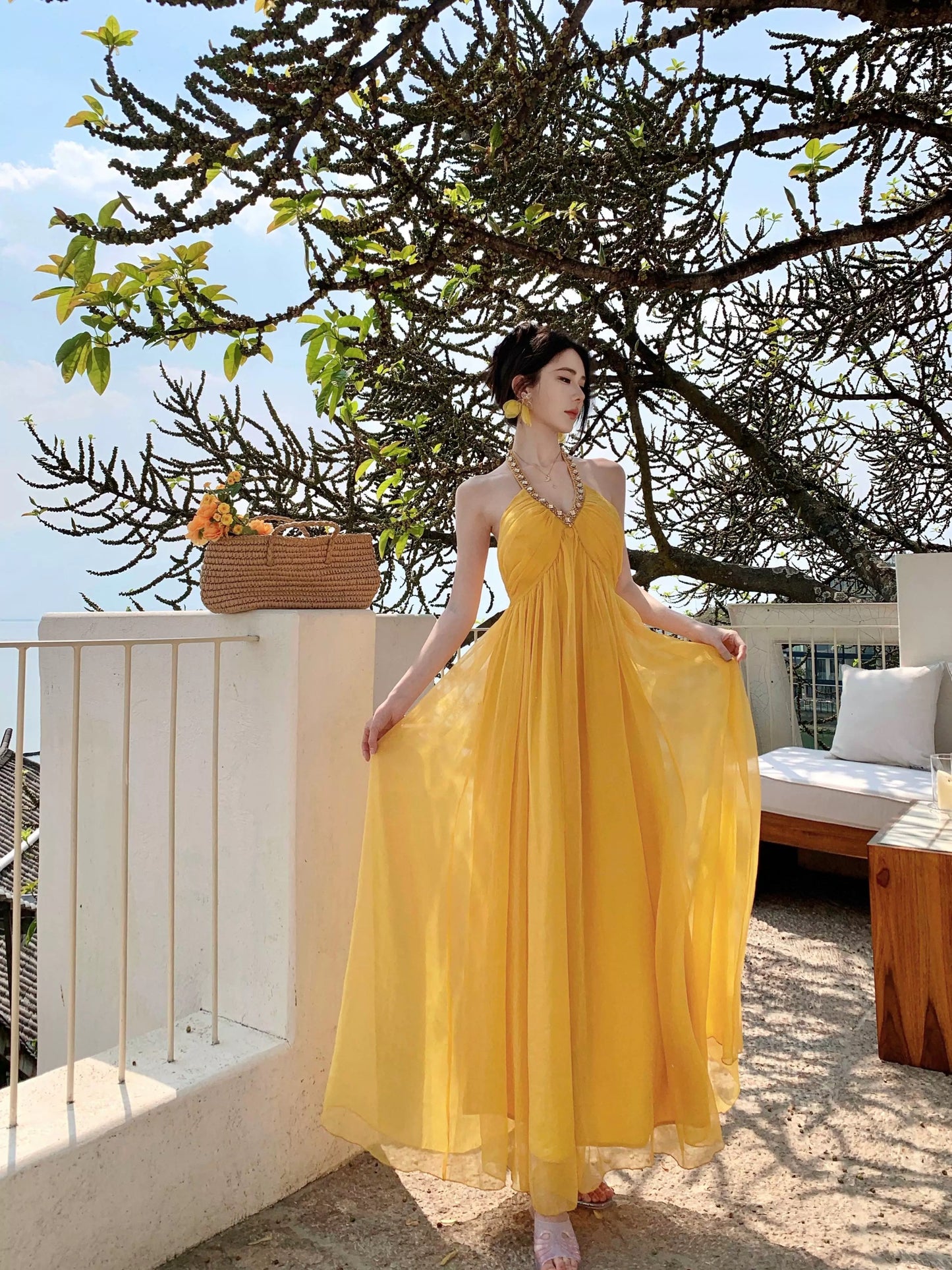 氛围感之神 镶钻挂脖雪纺连衣裙 Goddess of Aesthetic Vibes – Rhinestone Halter Chiffon Dress