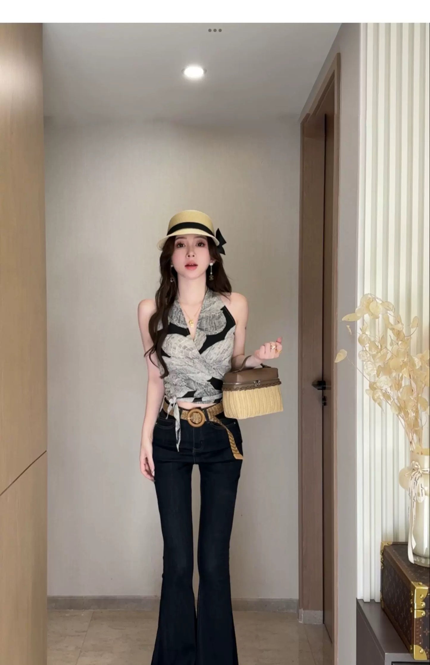 美学背心 复古轻奢设计印花上衣 Aesthetic Tank Top with Vintage-Inspired Luxe Print Design