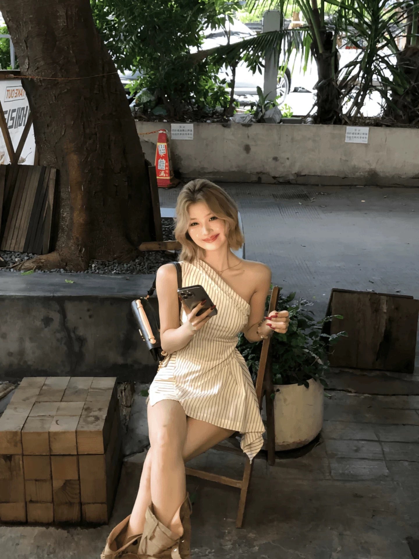 暮光 条纹露肩不规则上衣 Twilight Striped Off-Shoulder Asymmetrical Top