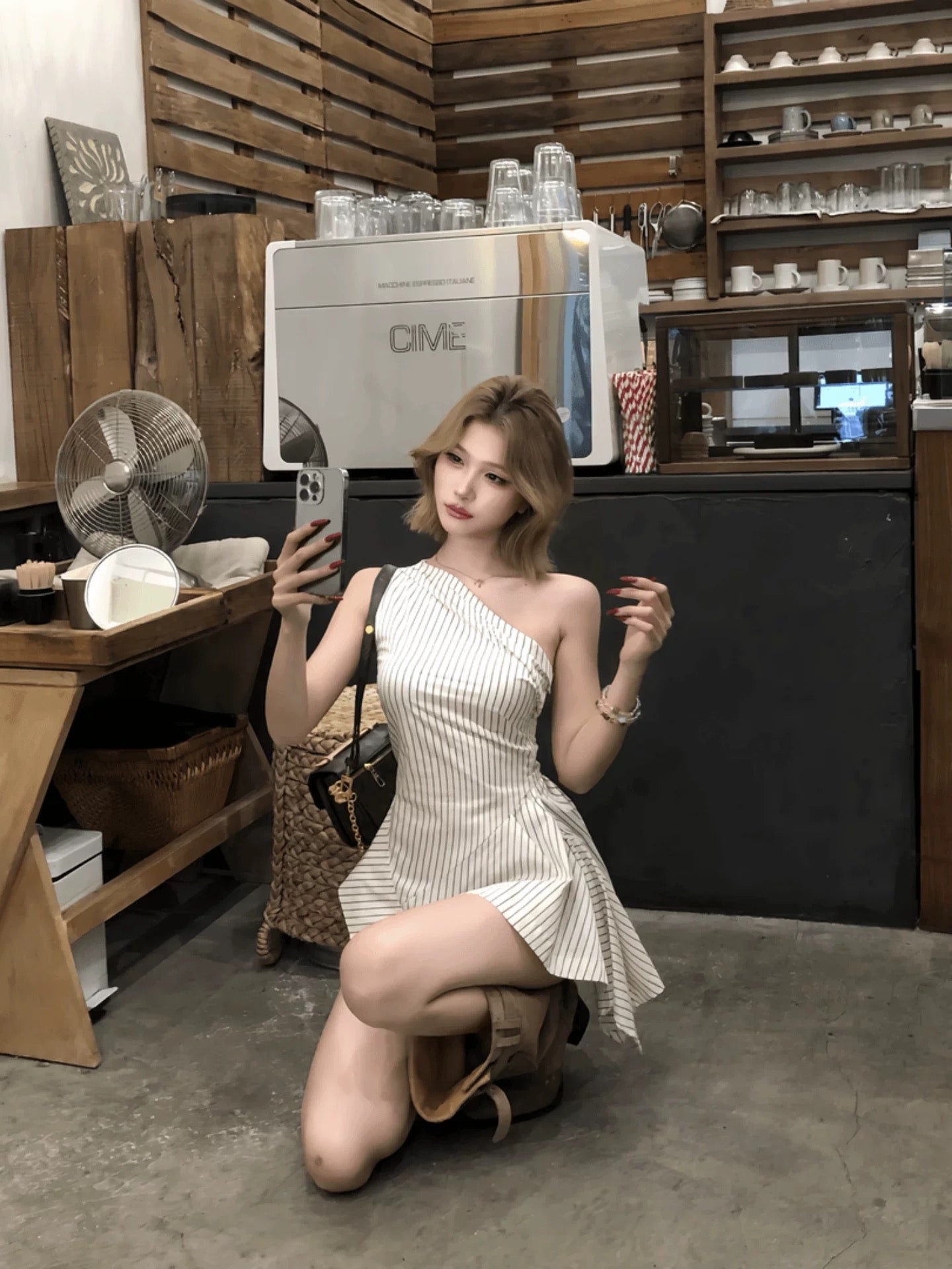 暮光 条纹露肩不规则上衣 Twilight Striped Off-Shoulder Asymmetrical Top