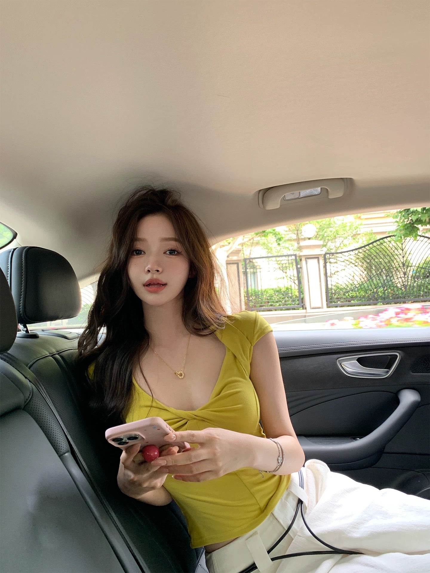 韩女天菜 气质减龄扭结上衣 Korean Muse Style Knot Top – Elegant & Youthful