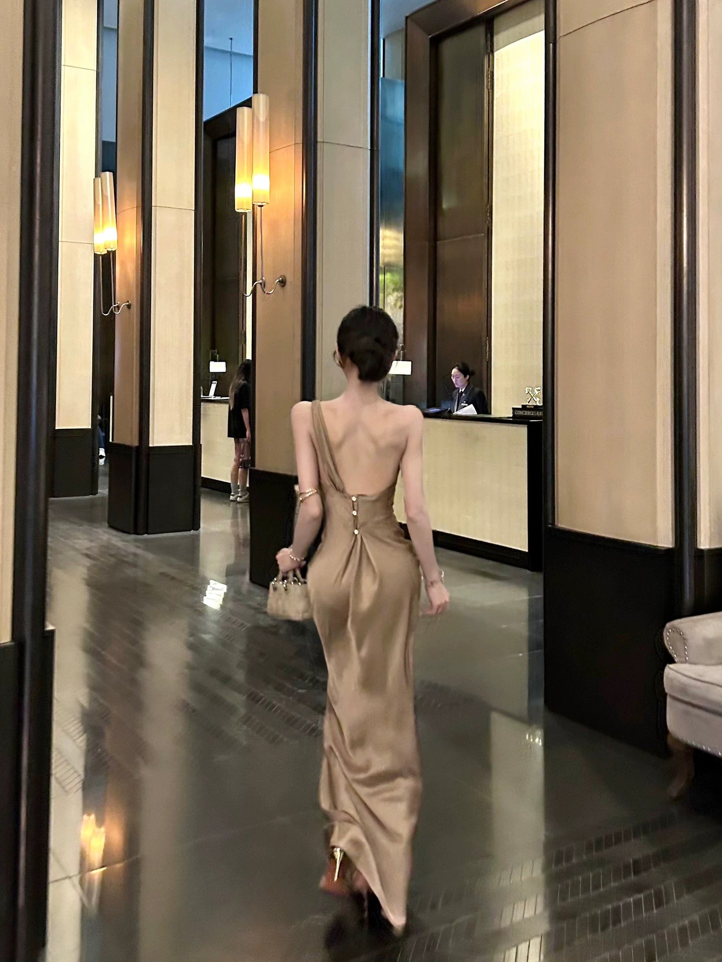 娇媚柔雅 宴会高级感斜肩气质连衣裙 Gracefully Alluring One-Shoulder Elegant Dress for a Sophisticated Evening Look