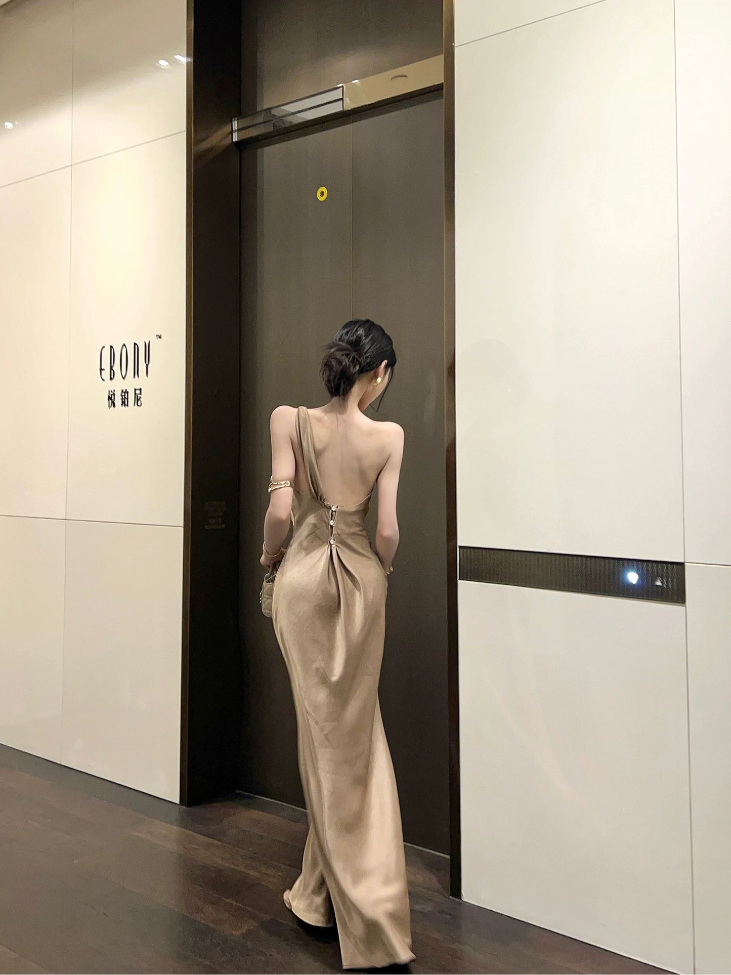 娇媚柔雅 宴会高级感斜肩气质连衣裙 Gracefully Alluring One-Shoulder Elegant Dress for a Sophisticated Evening Look